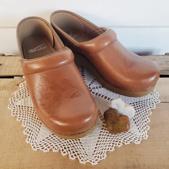 Tan Dansko Pro Honey Embossed Clog Cottage Tooled Floral Leaf Coastal 36 37 40