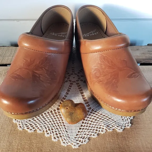 Tan Dansko Pro Honey Embossed Clog Cottage Tooled Floral Leaf Coastal 36 37 40