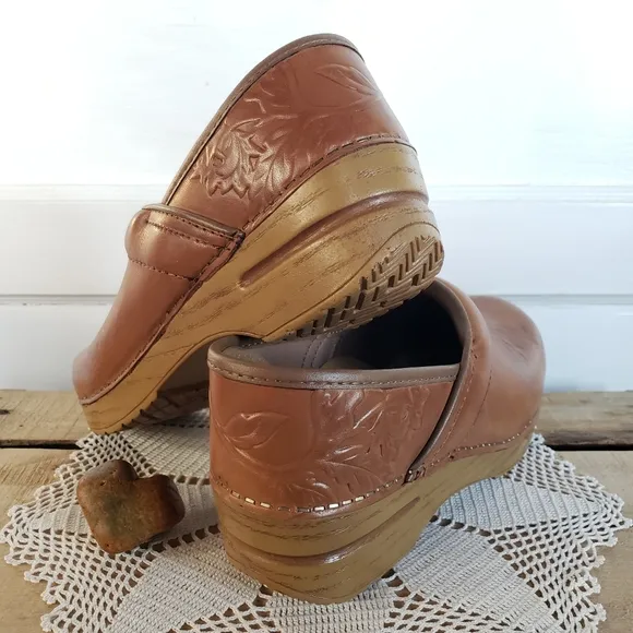 Tan Dansko Pro Honey Embossed Clog Cottage Tooled Floral Leaf Coastal 36 37 40