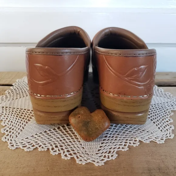 Tan Dansko Pro Honey Embossed Clog Cottage Tooled Floral Leaf Coastal 36 37 40