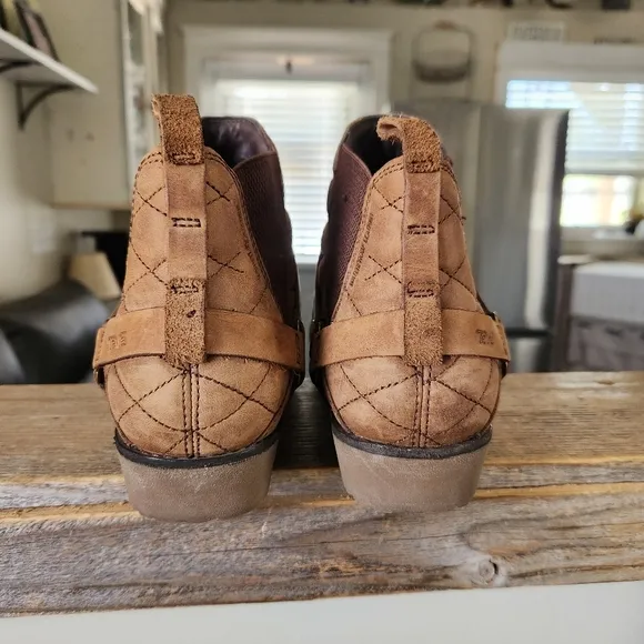 Teva De La Vina Dos Chelsea Quilted Bison LeatheR Boots SIZE 9 SANITIZED RTW
