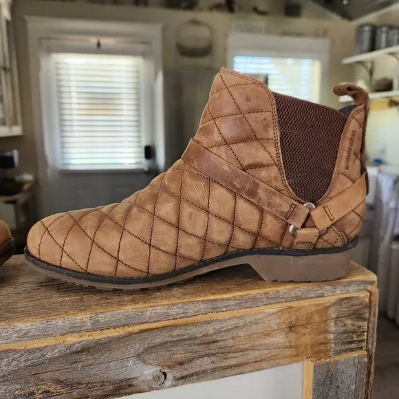 Teva De La Vina Dos Chelsea Quilted Bison LeatheR Boots SIZE 9 SANITIZED RTW