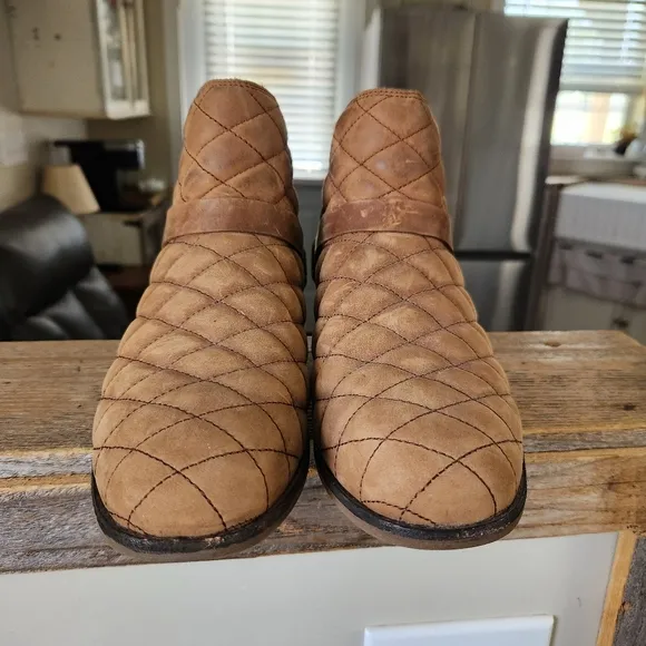 Teva De La Vina Dos Chelsea Quilted Bison LeatheR Boots SIZE 9 SANITIZED RTW
