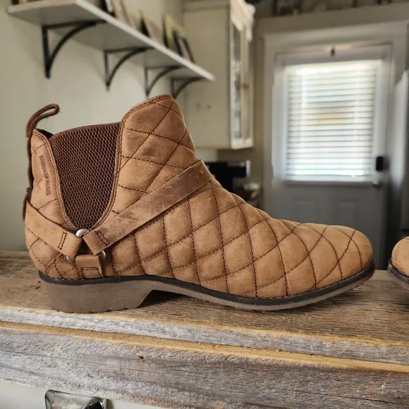 Teva De La Vina Dos Chelsea Quilted Bison LeatheR Boots SIZE 9 SANITIZED RTW