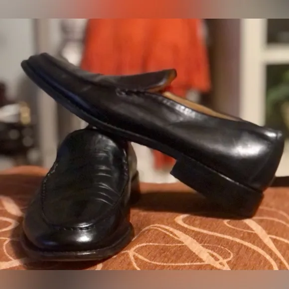 THE HAND CRAFTED WORLD OF VARDA Black Leather Loafers