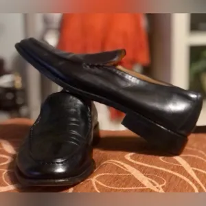 THE HAND CRAFTED WORLD OF VARDA Black Leather Loafers