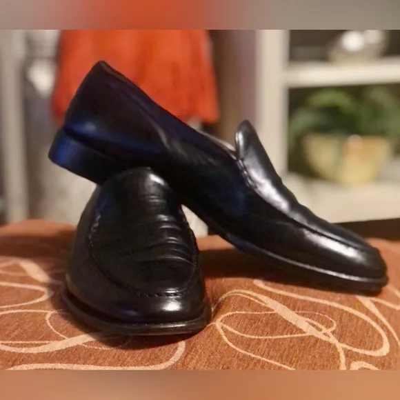 THE HAND CRAFTED WORLD OF VARDA Black Leather Loafers