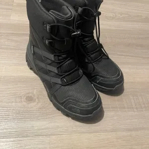 The north face hydro seal waterproof boys girls boot size 4