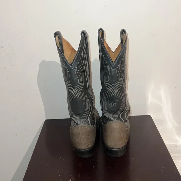 Tony Lama Leather Cowboy Boots in Sage Grey, size 9