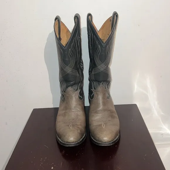 Tony Lama Leather Cowboy Boots in Sage Grey, size 9
