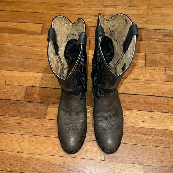 Tony Lama Leather Cowboy Boots in Sage Grey, size 9