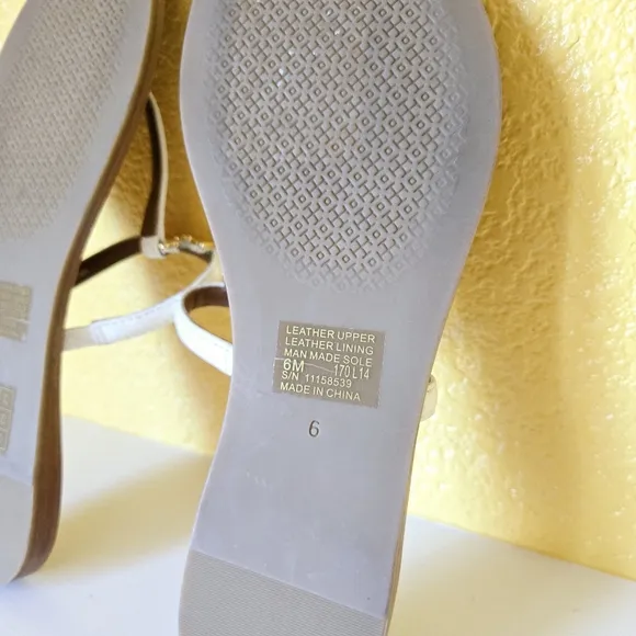 Tory Burch Women's T-Strap Thong Sandals Flats In White Patent Saffiano Size 6M