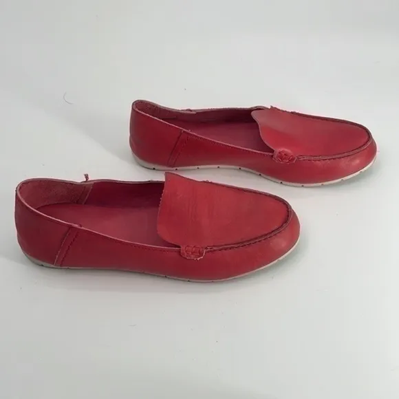 UEC Frye soft red loafers size 8.5 no box