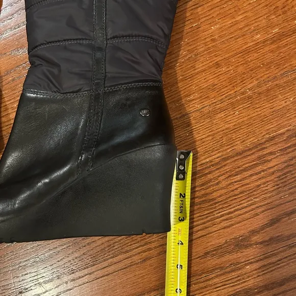 UGG Australia Black Leather Leona Quilted Puff Fold Over Wedge Boots Size 10