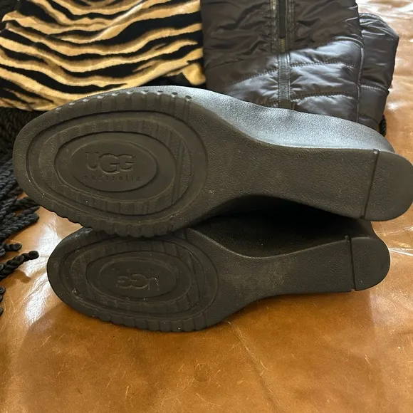 UGG Australia Black Leather Leona Quilted Puff Fold Over Wedge Boots Size 10