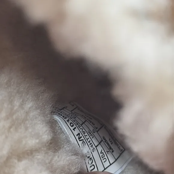 UGG Constantine Genuine Lamb Shearling Lined  Chestnut brown Size 7 Boots‎