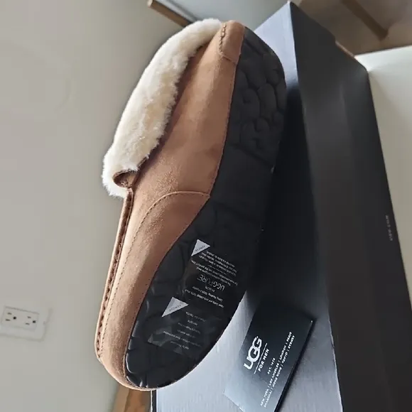 UGG Men's Loafers in Chestnut. Size 9