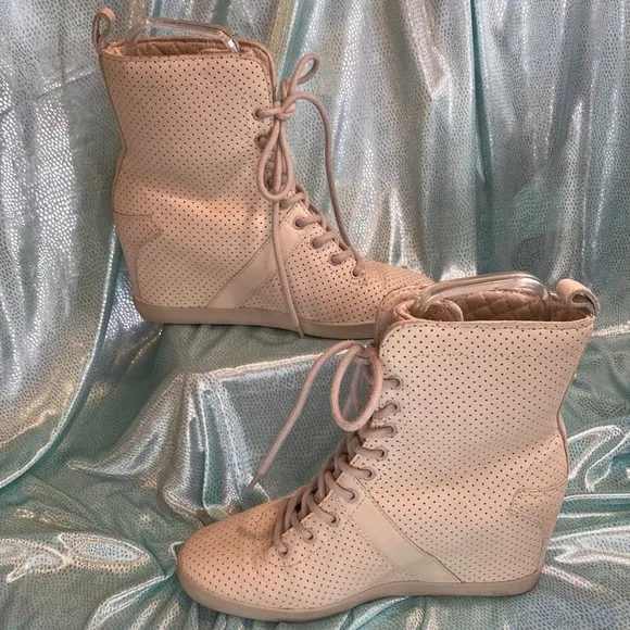 𝅺UGG size 7w cream dress wedge boots. Worn once. Perforated quilted design B13