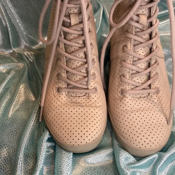 𝅺UGG size 7w cream dress wedge boots. Worn once. Perforated quilted design B13