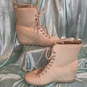 𝅺UGG size 7w cream dress wedge boots. Worn once. Perforated quilted design B13
