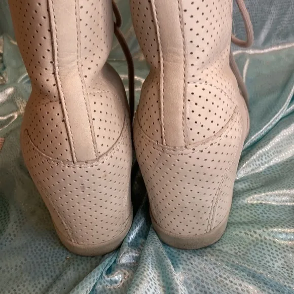 𝅺UGG size 7w cream dress wedge boots. Worn once. Perforated quilted design B13