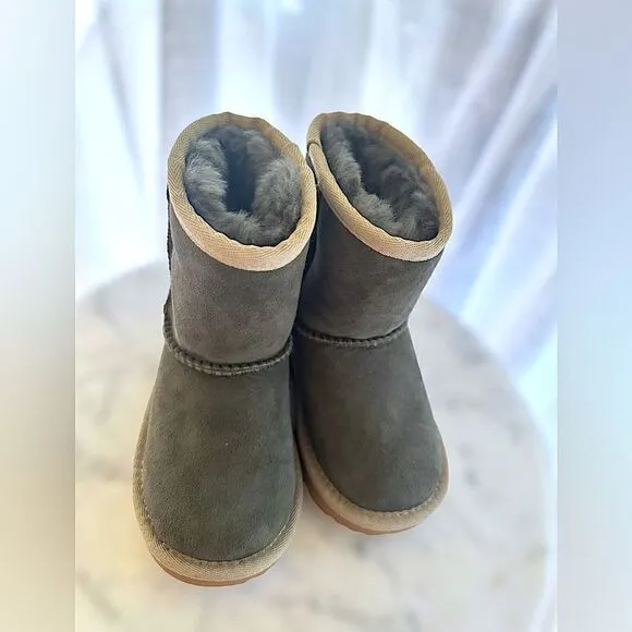 UGG Toddler Kids Classic Short II Boots Size 7