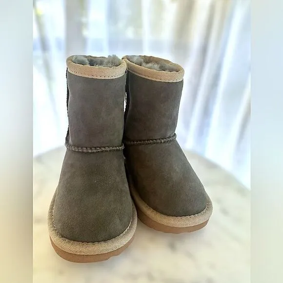 UGG Toddler Kids Classic Short II Boots Size 7