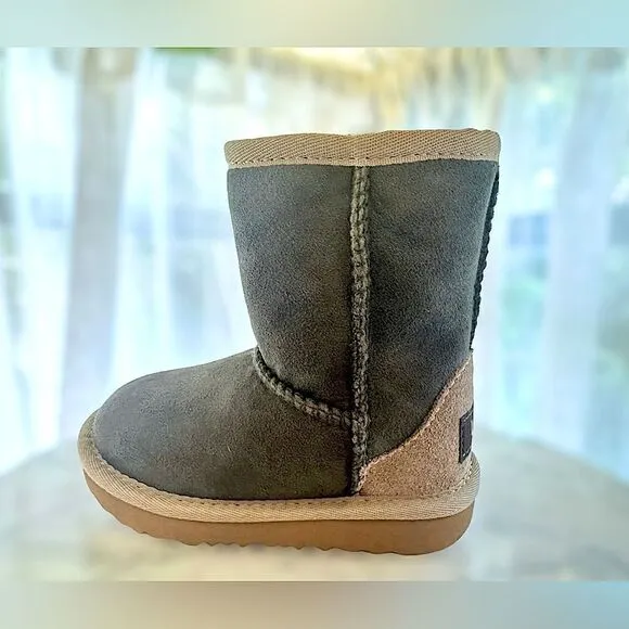 UGG Toddler Kids Classic Short II Boots Size 7