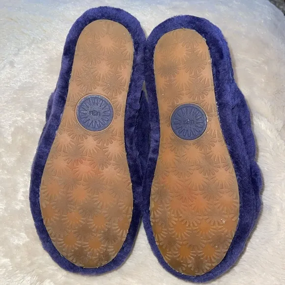 UGG Woman’s Fluff Yeah Sheepskin Slides Medallion Purple Elastic Strap size 5