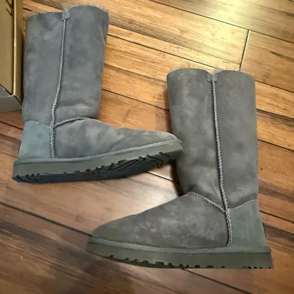 UGG Women's Bailey Button Triplet Grey Sheepskin Boot