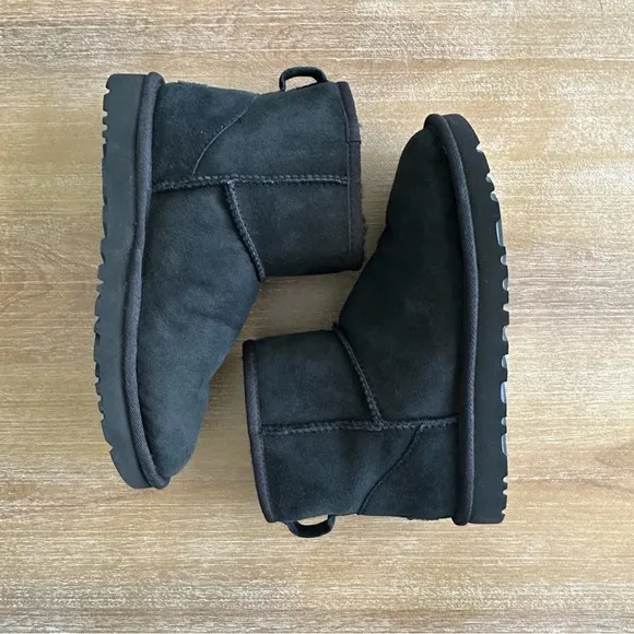 UGG Women’s Classic Mini ll Black Ankle Boot Shearling Sheepskin