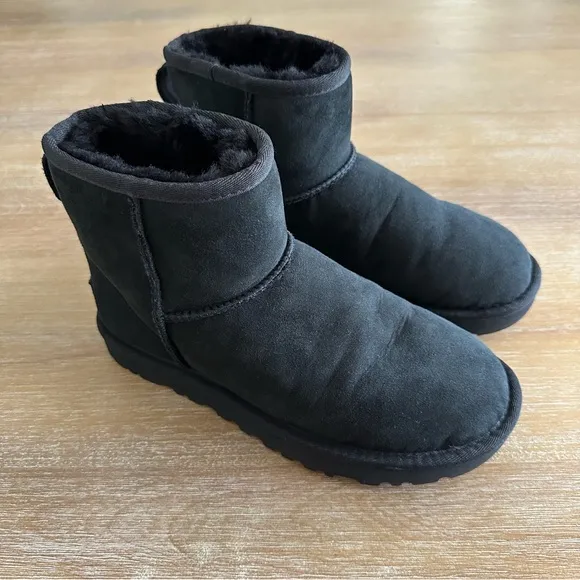 UGG Women’s Classic Mini ll Black Ankle Boot Shearling Sheepskin