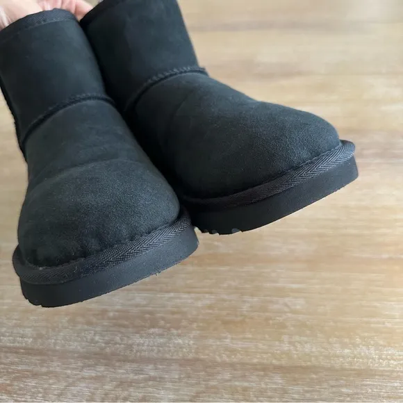 UGG Women’s Classic Mini ll Black Ankle Boot Shearling Sheepskin