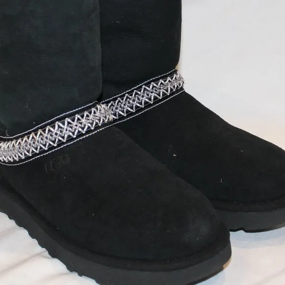 UGG WOMEN'S CLASSIC SHORT CRESCENT SUEDE SHEARLING‎ LINED BOOTS BLACK