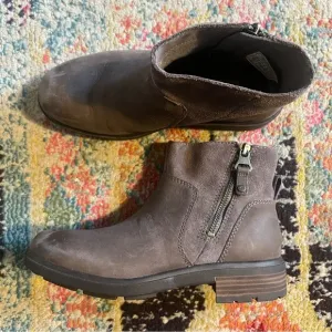 UGG Women's Harrison Zip Boot size 8