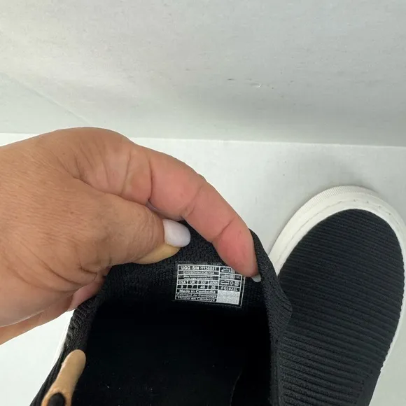 UGG Women’s Sammy Sz 9 Slip-on Sneaker Navy Blue Ribbed Knit.