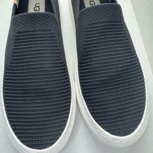 UGG Women’s Sammy Sz 9 Slip-on Sneaker Navy Blue Ribbed Knit.