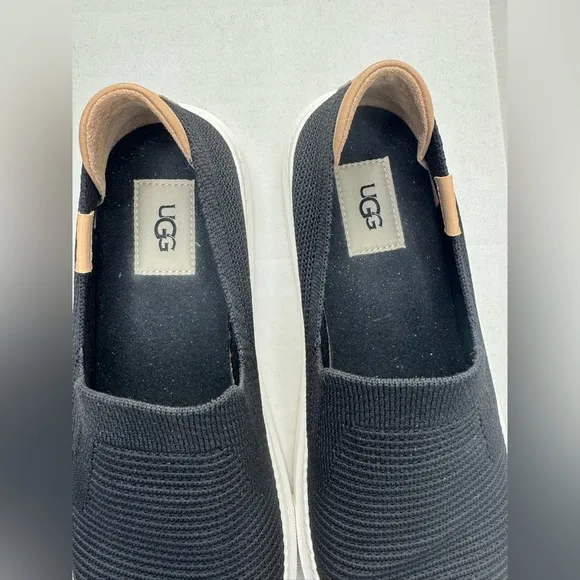 UGG Women’s Sammy Sz 9 Slip-on Sneaker Navy Blue Ribbed Knit.