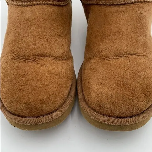 UGG in classic chestnut brown suede leather wool shearling lined Womans size 8