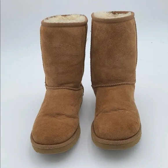 UGG in classic chestnut brown suede leather wool shearling lined Womans size 8