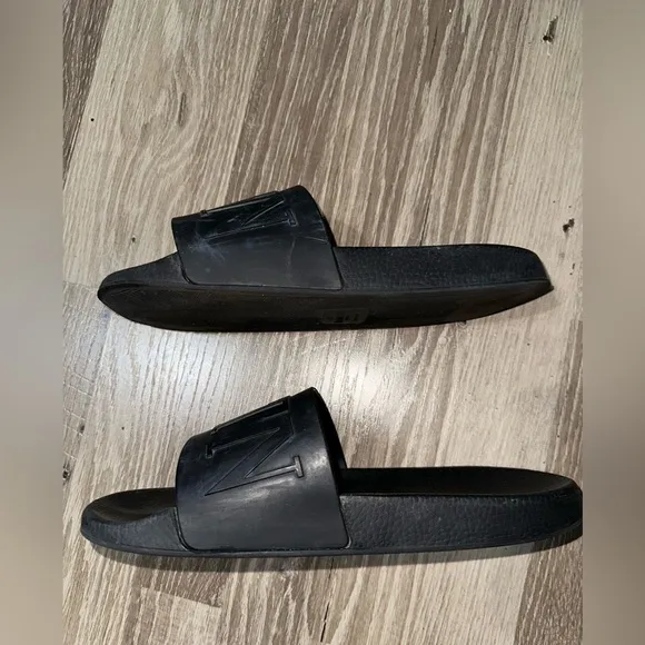 Valentino Garavani VLTN logo‎ slides