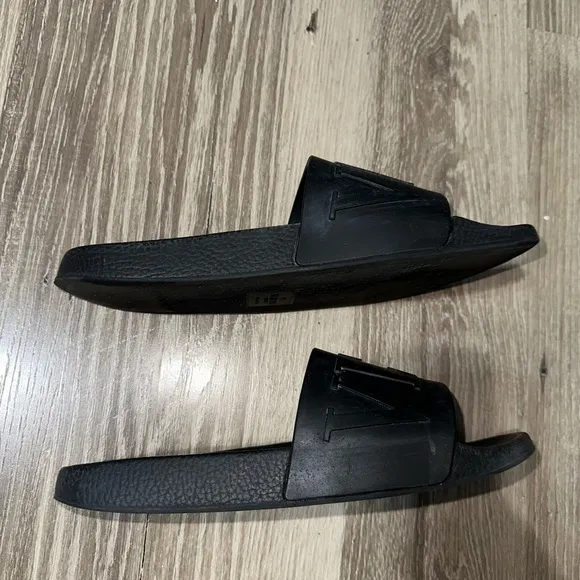 Valentino Garavani VLTN logo‎ slides