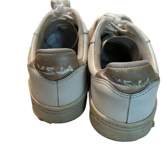 Veja V-10 Bicolor White/Gold Metallic Low-Top Size 8 Casual Fashion Sneakers.