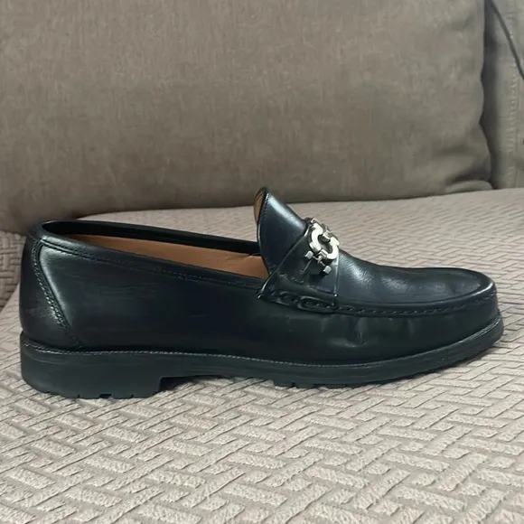 VGUC Ferragamo black leather loafers size 7.5