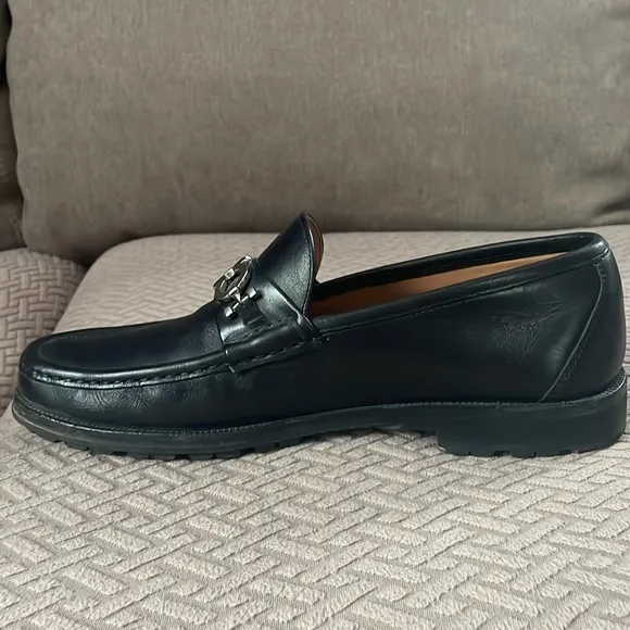 VGUC Ferragamo black leather loafers size 7.5
