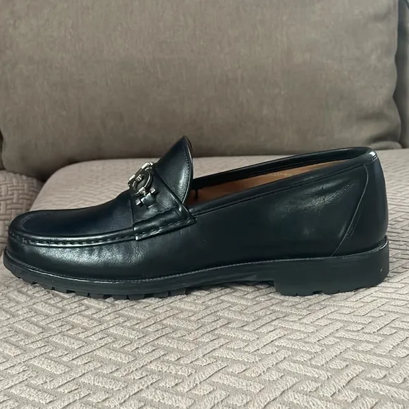 VGUC Ferragamo black leather loafers size 7.5
