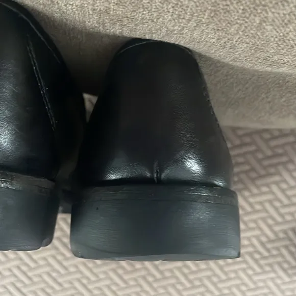 VGUC Ferragamo black leather loafers size 7.5