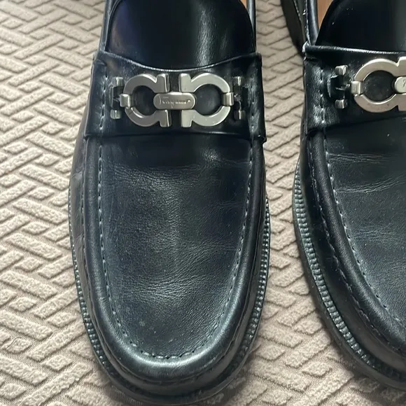 VGUC Ferragamo black leather loafers size 7.5