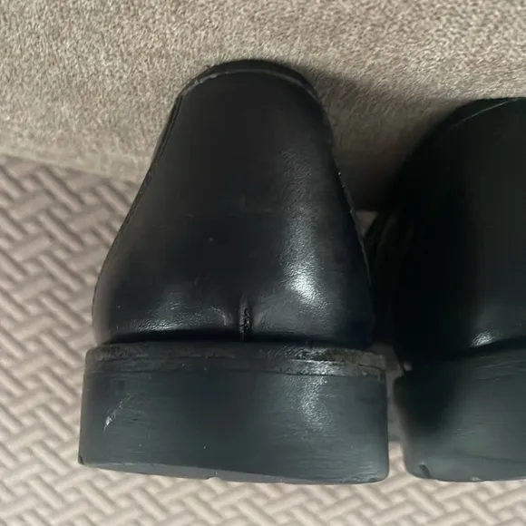 VGUC Ferragamo black leather loafers size 7.5