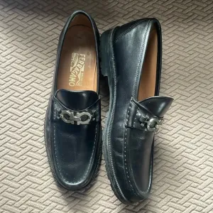 VGUC Ferragamo black leather loafers size 7.5